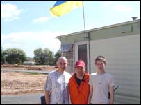 Зліва і справа - українські студенти. У центрі - Грем Ніл