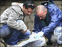Kassam saldırısı ardından olay yerinde inceleme yapan İsrail polisi