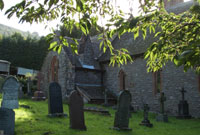 Eglwys Llansantffraid, lle gorwedd bedd Henry Vaughan.