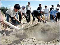 به خاک سپاری کشته شدگان