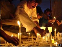 Indiano acende vela em homenagem às vítimas de Mumbai