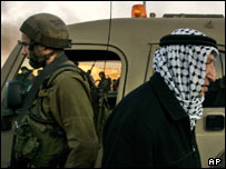 مرد فلسطینی و سرباز اسرائیلی در بیت المقدس