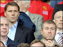 范·巴斯滕坐在切尔西老板阿布身后观看切尔西与曼联的比赛