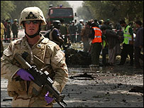 سرباز آمریکایی در محل انفجار در کابل