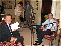 Інтерв'ю президента для Бі-Бі-Сі: Ростислав Хотин (зліва) та Віктор Ющенко (справа)