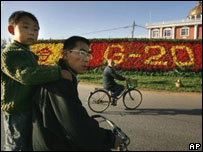 Chineses passam perto de local de encontro do G20, em Pequim