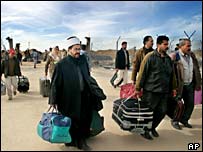 Palestinci překračují hranici mezi pásmem Gazy a Egyptem