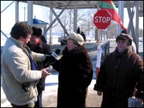 Corespondentul BBC Alexandru Canţîr îi intervievează pe protestari