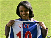 Condoleezza Rice mostra camisa de futebol com seu nome que ganhou durante visita à Grã-Bretanha