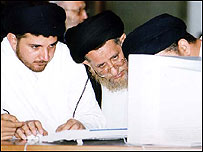 روحانيون ايرانی در حال استفاده از اينترنت