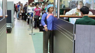 Người dân Trung Quốc nhập cảnh tại cửa khẩu Lào Cai