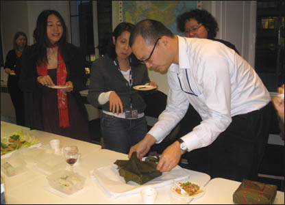 Nguyễn Giang bóc bánh chưng