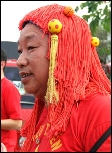 Một cổ động viên mang bộ tóc giả