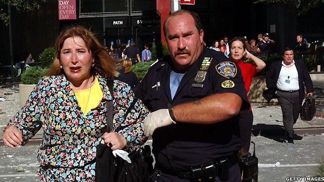 Oficiales de policía evacúan a civiles