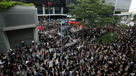 反对香港在中小学开设国民教育科的人士通宵在香港政府总部外抗议(03/09/2012)