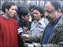 बीबीसी संवाददाता अल्ताफ़ हुसैन कुछ युवकों से बातचीत करते हुए