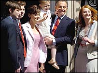 تونی بلر و خانواده اش در مقابل خانه شماره ده خيابان داونينگ