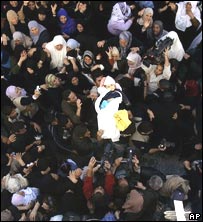 Criança é levada por multidão