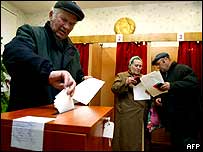 Belarus'ta oy kullanan seçmenler