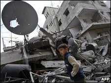 Một cậu bé Palestine trước ngôi nhà bị sập, ngày 3 tháng Giêng năm 2009