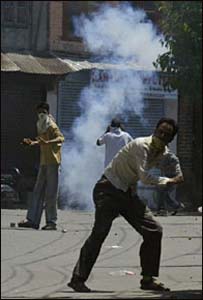 कश्मीर में अमरनाथ मंदिर को ज़मीन देने का विरोध