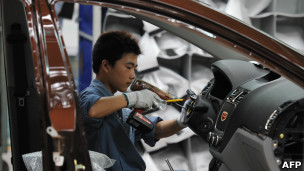 浙江宁波某汽车装配车间内的工人（21/6/2012）
