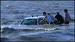 Maré alta engolindo carro