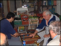 Ciğerci Ahmet lakaplı Ahmet Akdal dostları ile tavla oynuyor