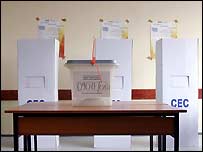 Prázdná hlasovací místnost