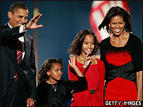 पत्नी और बच्चों के साथ ओबामा