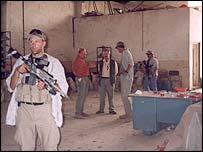 Bir tesiste arama yapan yetkililer