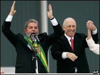 O presidente Luiz Inácio Lula da Silva (esquerda) e o vice-presidente José Alencar (direita) na cerimônia de posse, em Brasília