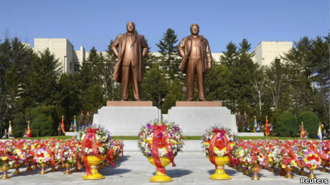 金日成和金正日铜像(14/4/2013)