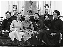 Ông Đàm Quang Minh (đầu tiên bên phải) dự một sinh hoạt ca trù 