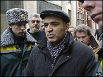 Kasparov caminha em Moscou após entregar petição contra a votação à Comissão Eleitoral