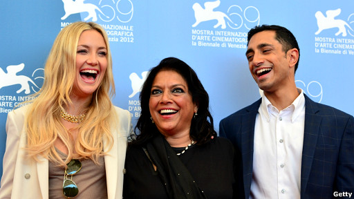 米拉·奈尔（中）