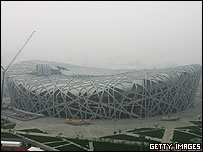 O Estádio Olímpico de Pequim, envolto em uma nuvem de poluição