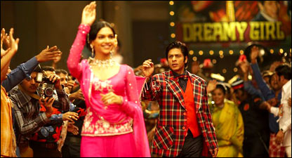 ओम शांति ओम में शाहरुख़ ख़ान और दीपिका पादुकोन