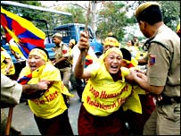 बुधवार को दिल्ली में प्रदर्शन करते तिब्बती