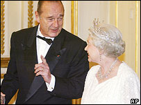 İngiltere Kraliçesi 2. Elizabeth, Fransa Cumhurbaşkanı jacques Chirac ile sohbet ediyor