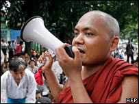 Nhà sư Miến Điện đi biểu tình