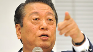 小泽一郎在东京的记者会上（6/10/2011）