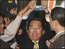 Cựu Tổng thống Trần Thủy Biển bị còng tay đưa đi