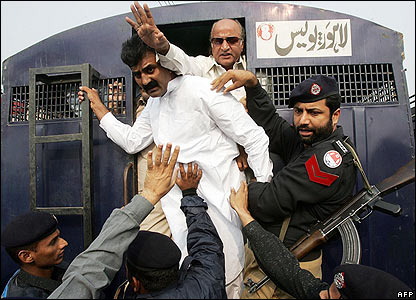 Cảnh sát đưa một người ủng hộ bà Bhutto lên xe tải