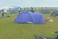 Chwythodd nifer o bebyll ym Maes B oherwydd y gwynt