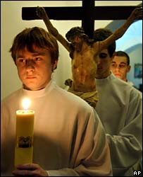 يکی از مراسم يادبود به مناسبت اولين سالگرد مرگ پاپ ژان پل دوم که در روز شنبه برگزار شد