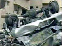 Destroços de caminhão e prédio após atentado em Riad