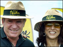 मुंबई में लेखिका शोभा डे के साथ एलन बोर्डर