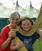 Anna Georgina Chitty, Llangwnadl, enillydd Gwobr Goffa John Weston Thomas - Unawd Telyn Deires Agored, a'i merch, Mair Dobson oedd yn ail yn y gystadleuaeth.