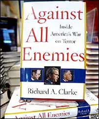 O livro de Richard Clarke, "Against All Enemies", no qual ele critica o presidente americano George W. Bush